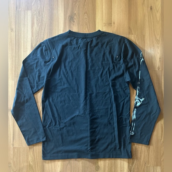 NWT Skeleton Butterfly Zipper Cutout Long-Sleeve
T-Shirt Hot Topic 💀 - Picture 8 of 8